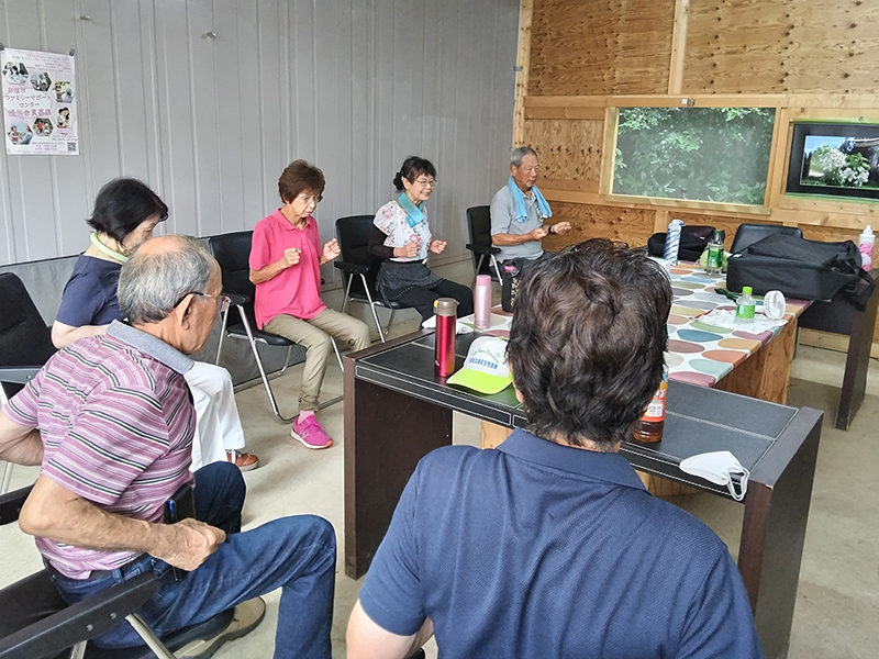 千葉・印西 みんなのおうちらんか　酷暑で工夫　ポールでストレッチ  「話すだけでいいから集まろう」の声から